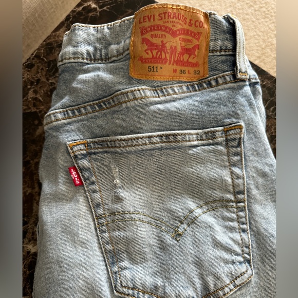 Men’s Distressed Levi Jeans - Picture 5 of 8